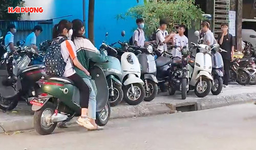 [Video] Không còn bãi trông giữ xe máy điện bên ngoài Trường THCS Võ Thị Sáu